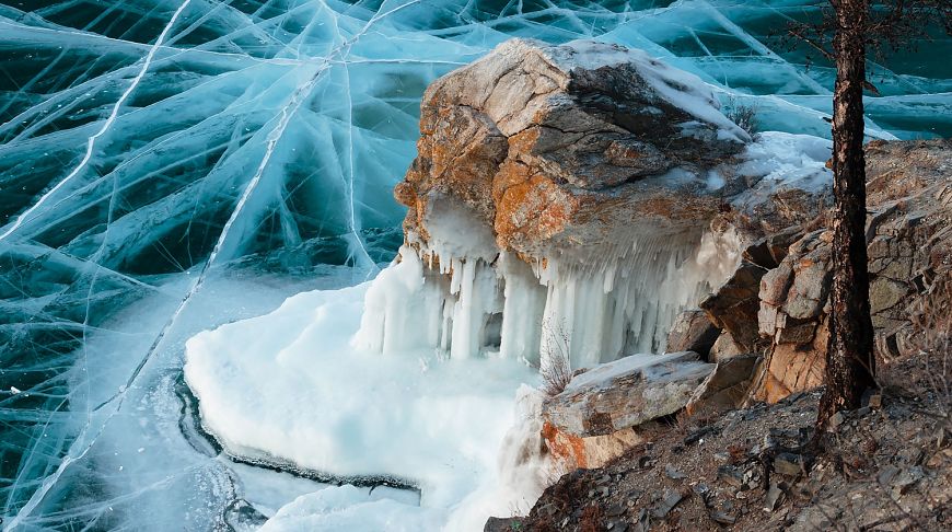 трещины во льду на Байкале