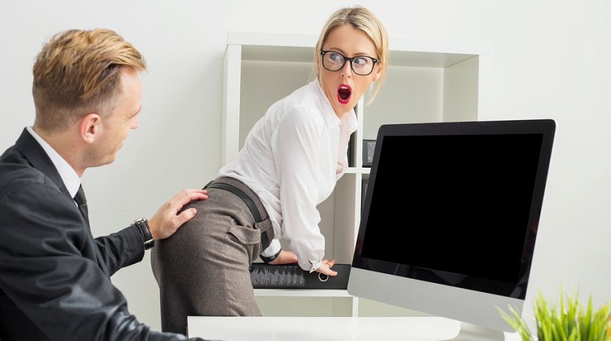 Босс показывает секретарше её ежедневные секс-обязанности