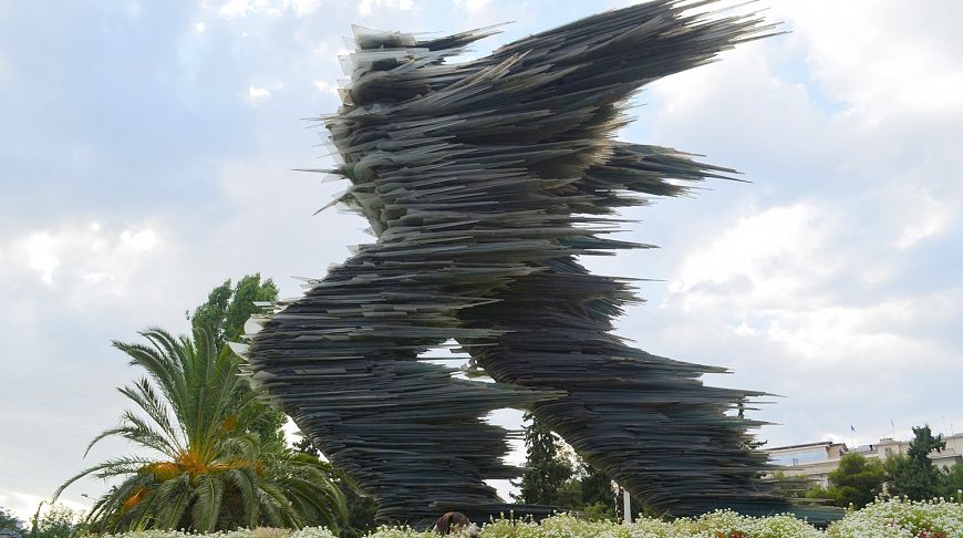 стеклянная скульптура бегуна Луиса Спиридона