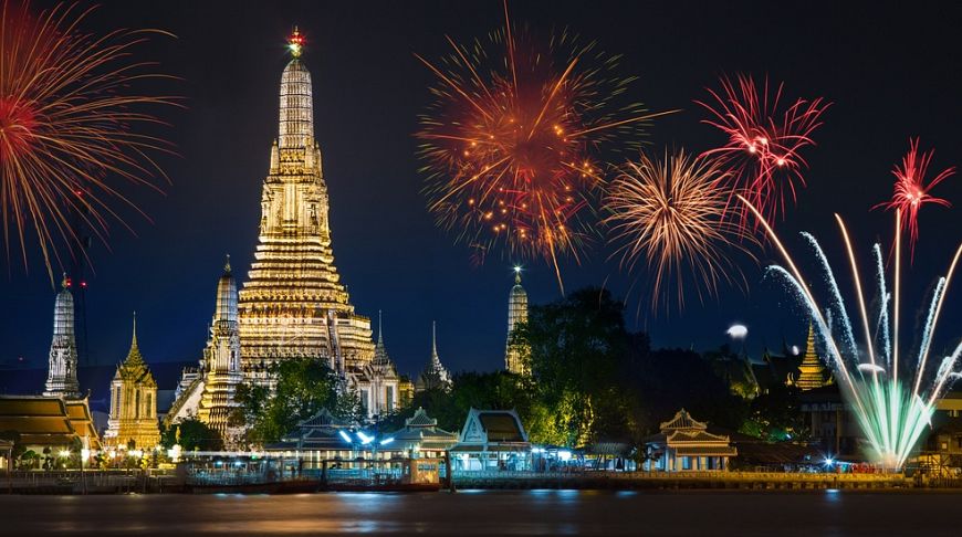 новогодний салют в Таиланде