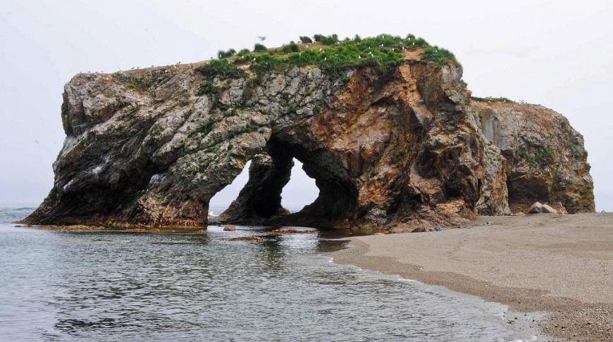 необычная скала на побережье