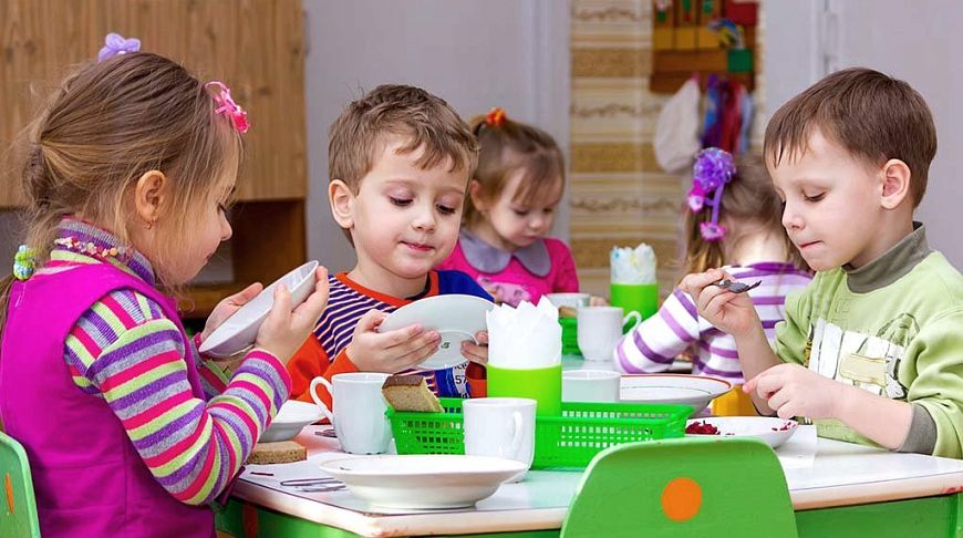 прием пищи в детском садике Петербурга