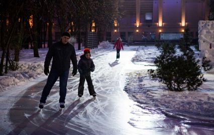 папа с сыном на коньках