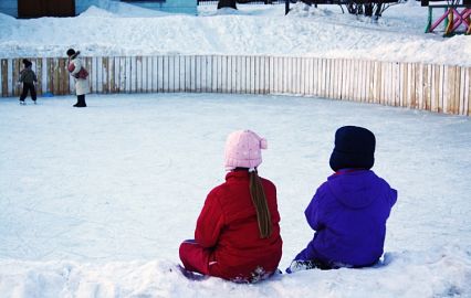 мальчик и девочка на снегу