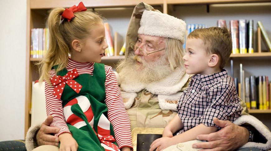 Санта-Клаус в библиотеке