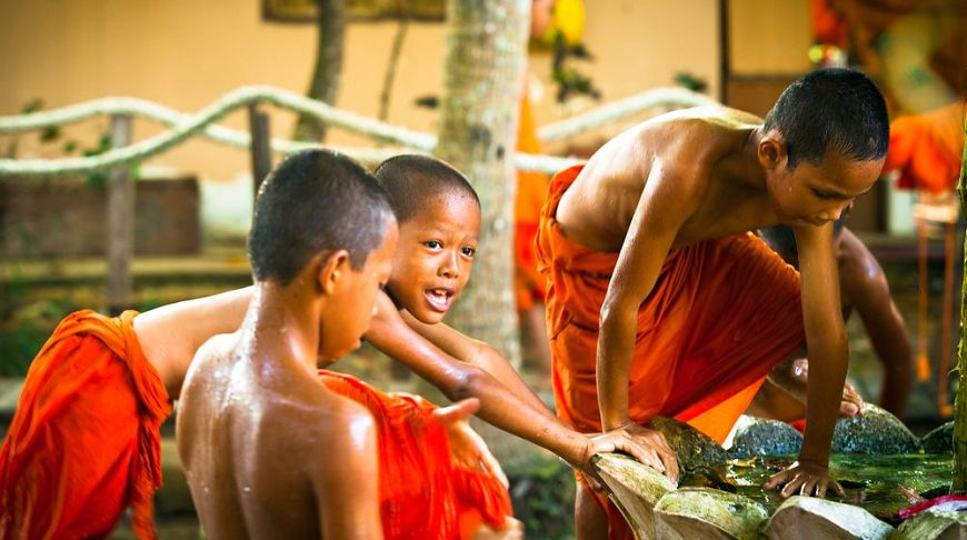 монахи-дети играют и шумят