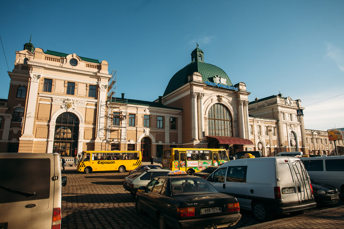 Ивано. Ивано-Франковск. Г. Ивано-Франковск вокзал. Ивано-Франковск площадь. Ивано-Франковск достопримечательности.