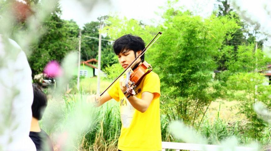 Игра с огнем: молодой скрипач Экарач Джансанг о жизни музыканта в Таиланде