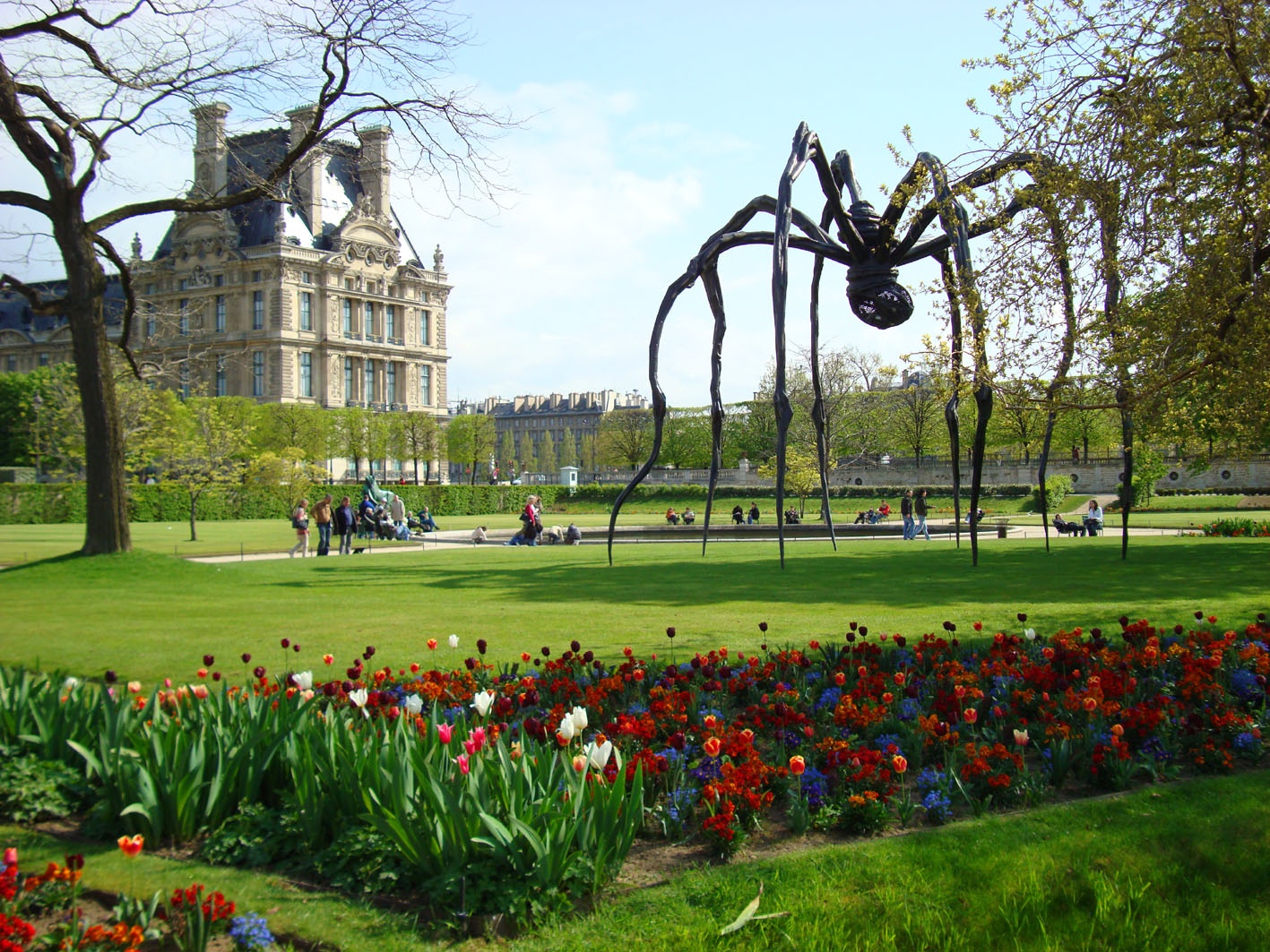 Сад и дворец Тюильри в Париже