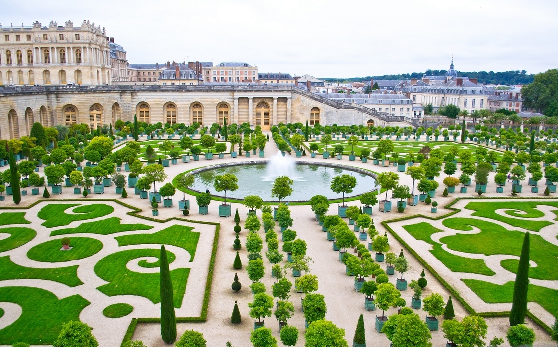 Версаль садовый. Версальский дворец Версаль Франция. Парк Версаль в Париже. Королевская резиденция Версаль. Версальский дворец на французском.