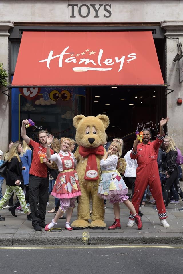 Hamleys london. Hamleys в Лондоне. Hamleys магазин игрушек в Лондоне. Hamleys Океания. Hasbro Hamleys.